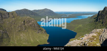 Dubh und Fionn Loch von der Munro ' Letterewe Mhaighdean, und Fisherfield Forest, Schottland Stockfoto