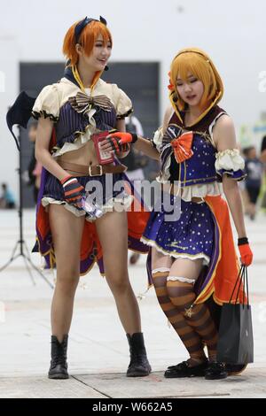 Chinesische cosers in Cosplay Kostüme gekleidet darstellen, während das Beijing International Comics & Animation Festival 2018 in Peking, China, 9. August 2018. Stockfoto