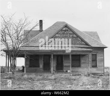 Haskell County, Kansas. Ein Blick auf ein anderes sehr heruntergekommenen Bauernhof. Das Interessante dabei ist, dass es. . .; Umfang und Inhalt: Die Bildunterschrift lautet wie folgt: Haskell County, Kansas. Ein Blick auf ein anderes sehr heruntergekommenen Bauernhof. Das Interessante dabei ist, dass es ähnelt so sehr ein Midwestern Bauernhof - statt, mit seiner ehemaligen Scheune und Silo. Der Fahrer hat andere Arten der Landwirtschaft als gerade Weizen versucht, aber ohne viel Erfolg. Das Haus selbst ist wie einige andere in dieser Region. Stockfoto