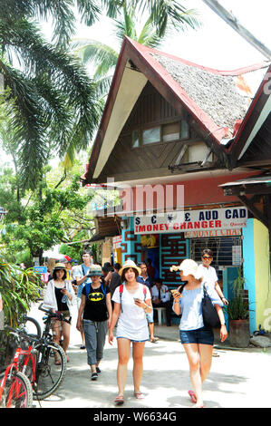 ---- Touristen, von denen die meisten aus China sind, besuchen Sie die Insel Boracay, Aklan, die Philippinen, 11. September 2016. Philippinisches Tourismus Sekretär Ber Stockfoto