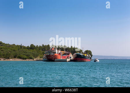 Bierdeckel angedockt in Mali Ždrelac auf der Insel Ugljan in der Archipeligo Zadar, Kroatien Stockfoto