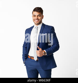 Positiver Latin Geschäftsmann Gestik Daumen hoch, isoliert auf weißem Stockfoto