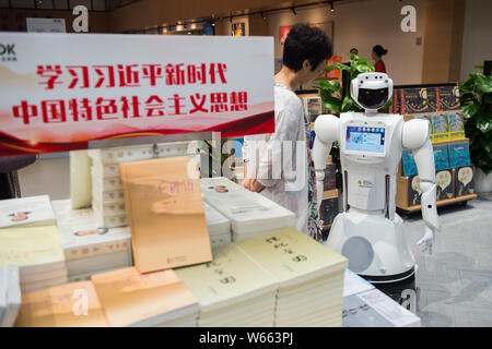 Ein intelligenter Roboter bedient Kunden in Shenzhen buchen Stadt Longgang Store, das ist Chinas erste smart Buch mall Ende, in Shenzhen City, South C Stockfoto