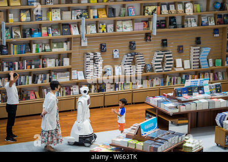 Ein intelligenter Roboter bedient Kunden in Shenzhen buchen Stadt Longgang Store, das ist Chinas erste smart Buch mall Ende, in Shenzhen City, South C Stockfoto