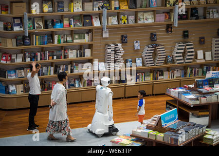 Ein intelligenter Roboter bedient Kunden in Shenzhen buchen Stadt Longgang Store, das ist Chinas erste smart Buch mall Ende, in Shenzhen City, South C Stockfoto