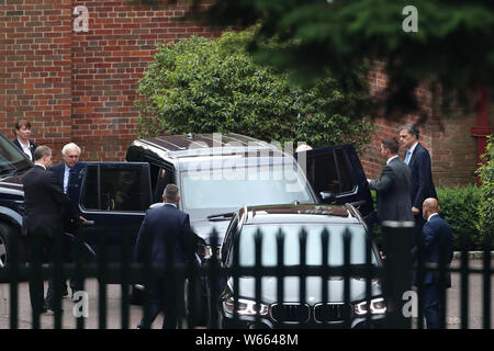 Sir Edward Lister (links), Premierminister Boris Johnson (mit dem Auto Tür versteckt) und Nordirland Sekretärin Julian Smith verlassen Stormont House in Belfast, bei einem Besuch in Nordirland. Stockfoto