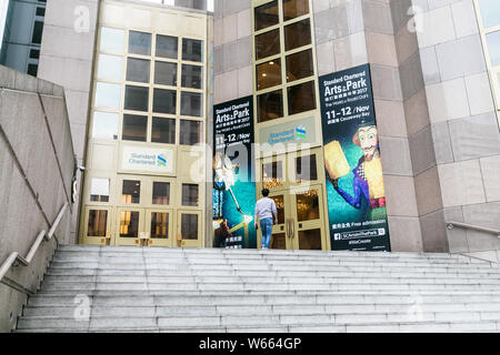 ---- Ein Kunde kommt eine Niederlassung in London - Gelistet Standard Chartered Bank in Shanghai, China, 4. Dezember 2017. Bill Wintern, Group Chief Executive Stockfoto