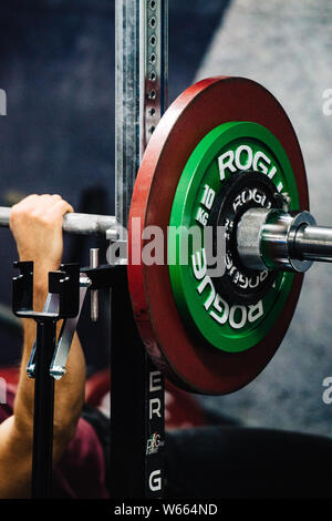 Männliche Konkurrenten an der Universität von Leeds Powerlifting bei Implexus Turnhalle treffen. Stockfoto