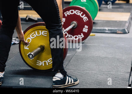 Männliche Konkurrenten an der Universität von Leeds Powerlifting bei Implexus Turnhalle treffen. Stockfoto