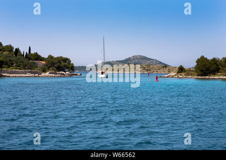 Prolaz Proversa Mala, der Meerenge zwischen der Insel Dugi Otok und Otok Katina in der Archipeligo Zadar, Kroatien Stockfoto