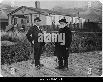 Henry S. Wellcome und William Duncan vor Duncan's Residence, Metlakahtla, Alaska. Wahrscheinlich während Wellcome 1916-17 Besuch Metlakahtla. Stockfoto