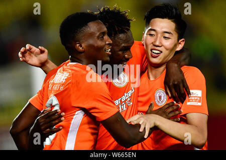 (Von links) kamerunischer Fußballspieler Benjamin Moukandjo, senegalesischer Fußballspieler Makhete Diop und Cao Yongjing von Peking Renhe feiern, nachdem Stockfoto