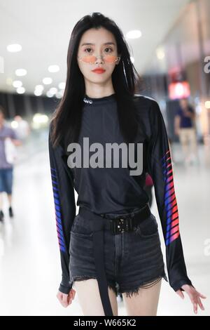 Chinesische Modell Xi Mengyao, besser als Ming Xi bekannt ist, dargestellt an einem Flughafen in Shanghai, China, 2. Juli 2018. Stockfoto