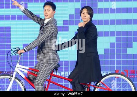 Chinesische Schauspieler und Sänger Han Geng, Links, und japanische Schauspieler und Sänger Tomohisa Yamashita, weithin auch bekannt als Yamapi, besuchen eine Pressekonferenz für Stockfoto