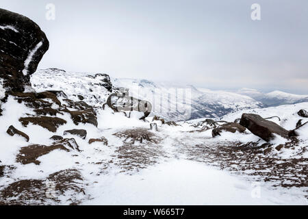 Winter Schnee auf Grindsbrook Clough am südlichen Rande des Kinder Scout, Derbyshire Peak District National Park, England, Großbritannien Stockfoto