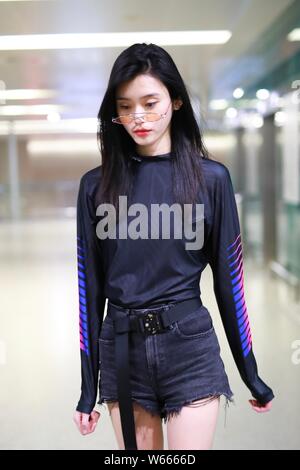 Chinesische Modell Xi Mengyao, besser als Ming Xi bekannt ist, dargestellt an einem Flughafen in Shanghai, China, 2. Juli 2018. Stockfoto