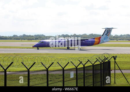 A De Havilland DHC-8 Dash8 Landung am Flughafen Manchester Credit : Mike Clarke / Alamy Stock Photos Stockfoto