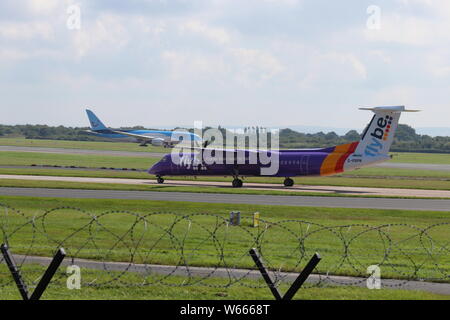 A De Havilland DHC-8 Dash8 Landung am Flughafen Manchester Credit : Mike Clarke / Alamy Stock Photos Stockfoto