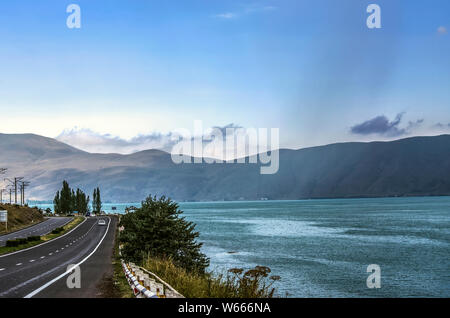 Eine scharfe Kurve auf der Straße entlang der Küste der high-Mountain Lake Sevan, von den Bergen der Gegham umgeben Stockfoto