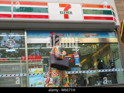 ---- Ein Fußgänger geht Vergangenheit ein kleiner 7-Eleven-Supermarkt in Shanghai, China, 22. September 2017. Internationale Convenience store Kette 7-Eleven ich Stockfoto