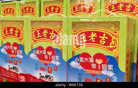 ------ Boxen von Wong Lo Kat Kräutertee von Guangzhou Pharmaceutical Holding Limited sind für den Verkauf in einem Supermarkt in der Stadt, die Nanjing East China Jiangs Stockfoto