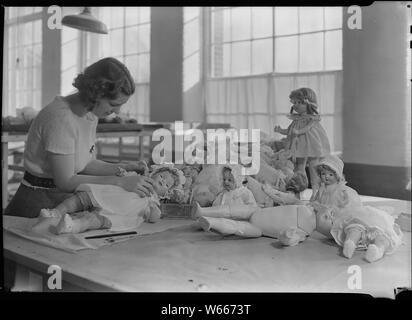 Mt. Holyoke, Massachusetts - Paragon Rubber Co. und Amerikanischen Charakter Puppe. Dressing und Verpackung Puppen. Stockfoto