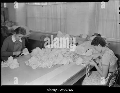 Mt. Holyoke, Massachusetts - Paragon Rubber Co. und Amerikanischen Charakter Puppe. Hand, Puppenkleider. Stockfoto