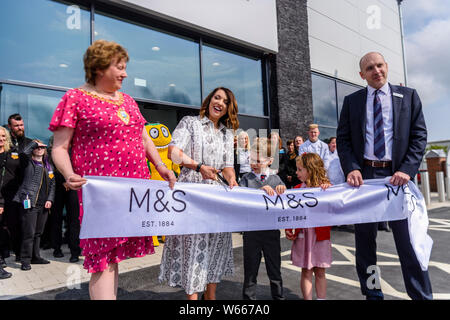 Antrim, Nordirland, Großbritannien. 31.07.2019. Eine neue Marken und Spencers Foodhall wird geöffnet. Stockfoto