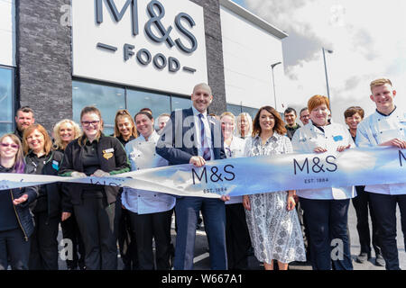 Antrim, Nordirland, Großbritannien. 31.07.2019. Eine neue Marken und Spencers Foodhall wird geöffnet. Stockfoto