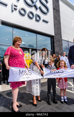 Antrim, Nordirland, Großbritannien. 31.07.2019. Eine neue Marken und Spencers Foodhall wird geöffnet. Stockfoto