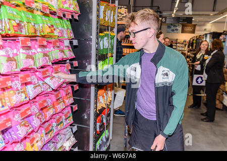 Antrim, Nordirland, Großbritannien. 31.07.2019. Eine neue Marken und Spencers Foodhall wird geöffnet. Stockfoto