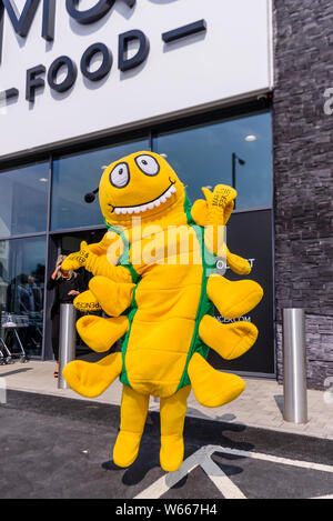 Antrim, Nordirland, Großbritannien. 31.07.2019. Eine neue Marken und Spencers Foodhall wird geöffnet. Stockfoto