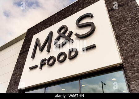 Unterschreiben Sie vor Marks and Spencers Foodhall. Stockfoto