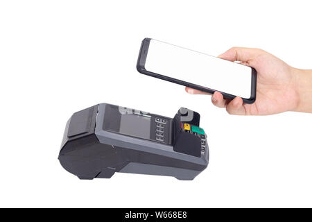 Bargeldlose Gesellschaft, Kunde zahlt Rechnung durch den Einsatz von NFC-Technologie am Point of Sale Terminal mit freistellungspfad Smartphone. Kontaktlose durch mobile dig Stockfoto