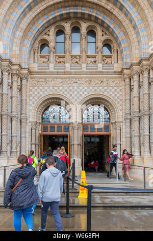 Die Leute am Eingang des Natural History Museum Cromwell Road London SW7DE Stockfoto