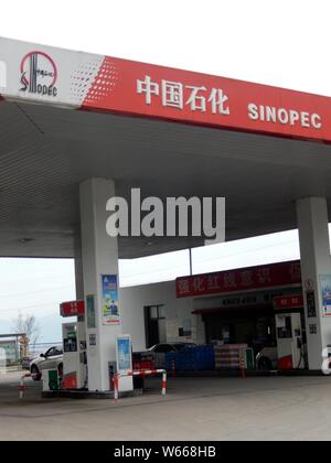 ---- Blick auf eine Tankstelle der CNPC (China National Petroleum Corporation), Muttergesellschaft von PetroChina, in Wanzhou district, Chongqing, China, 12. Stockfoto