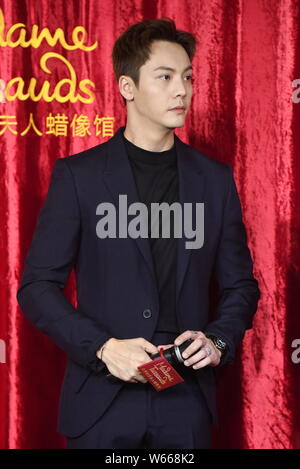 Hong Kong Sänger und Schauspieler William Chan stellt während einer enthüllungsfeier Für eine Wachsfigur von ihm im Madame Tussauds Wax Museum in Peking, China Stockfoto