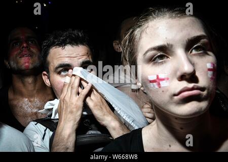 England Fans reagieren, wie sie das Halbfinale zwischen England und Kroatien während der FIFA WM 2018 in Moskau, Russland, 11. Juli 2018 ansehen. Stockfoto