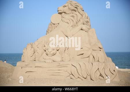 Ein Sand Skulptur von Zeichen aus der amerikanischen Animationsfilm "König der Löwen" ist auf dem Display auf einem Strand in Rizhao, der ostchinesischen Provinz Shandong, 21. Stockfoto