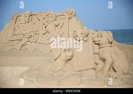 Ein Sand Skulptur von Zeichen aus der amerikanischen TV-Serie "101 Dalmatiner: Die Serie" ist auf dem Display auf einem Strand in Rizhao, East China Shan Stockfoto