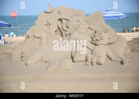 Ein Sand Skulptur von Zeichen aus der amerikanischen Zeichentrickserie "Tom und Jerry" ist auf dem Display auf einem Strand in Rizhao, der ostchinesischen Provinz Shandong, 2 Stockfoto