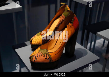 Schuhe sind während der kritisch-gefeierten Ausstellung hoes ausgestellt: Freude und Schmerz" von Victoria und Albert Museum in Peking, China, 28 Jun statt Stockfoto