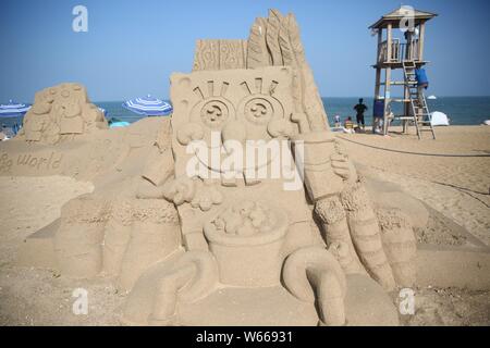 Ein Sand Skulptur von Zeichen aus pongeBob des Amerikanischen animierte TV-Serie "SCHWAMMKOPF" ist auf dem Display auf einem Strand in Rizhao, East China Sh Stockfoto