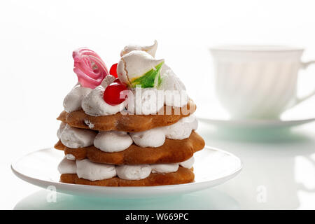 Köstliche, frisch gebackenen Kuchen liegt auf einem weißen stelean Tabelle. Stockfoto