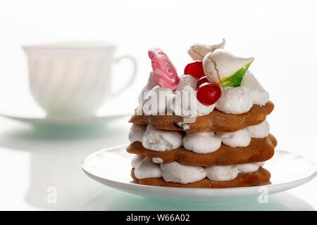 Köstliche, frisch gebackenen Kuchen liegt auf einem weißen stelean Tabelle. Stockfoto