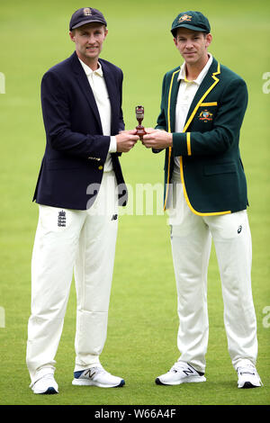 England Kapitän Joe Root (links) und Australien Kapitän Tim Paine pose mit der Asche Urne während der Netze Sitzung in Edgbaston, Birmingham. Stockfoto