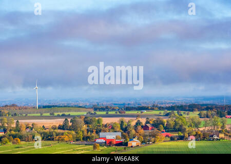 Schwedische Landschaft mit Farmen und Felder im Herbst Stockfoto