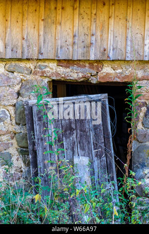 Defekten Tür auf einem alten Cottage Stockfoto