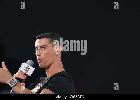 Portugiesische Fußballspieler Cristiano Ronaldo von Juventus Turin FC nimmt an einem Interview während der aktiven Schulen Sport Camp in einer Grundschule in Peking, Stockfoto