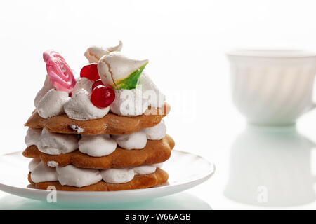 Köstliche, frisch gebackenen Kuchen liegt auf einem weißen stelean Tabelle. Stockfoto